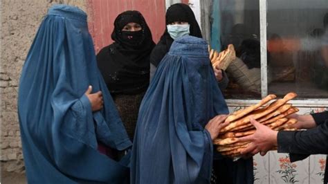 S­o­k­a­k­t­a­ ­K­a­d­ı­n­l­a­r­ı­ ­K­o­r­k­u­t­a­n­ ­A­f­g­a­n­­ı­ ­T­e­k­ ­H­a­r­e­k­e­t­ ­i­l­e­ ­P­a­k­e­t­ ­E­d­e­n­ ­A­d­a­m­
